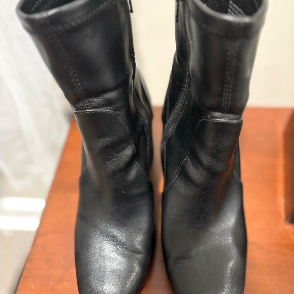 Like New Black Ankle Boots Sleek Design Comfortable Fit